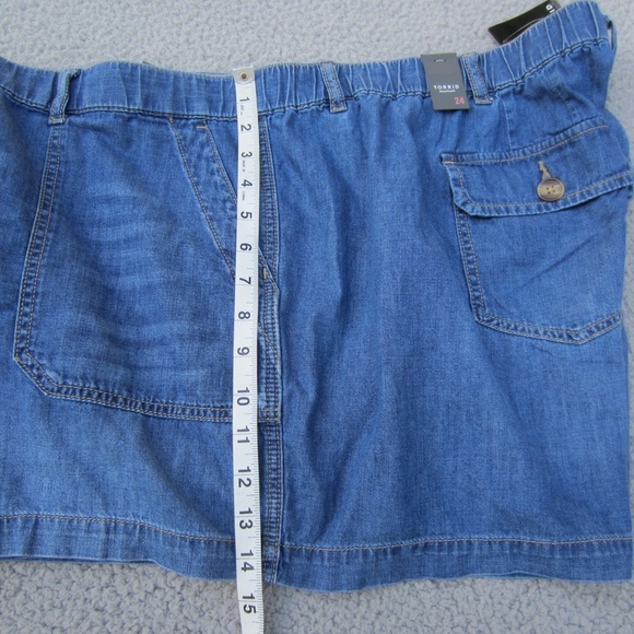 Torrid Short Women's 24 Relax Utility Light Weight Mid-Rise Medium Wash NEW - Picture 15 of 16